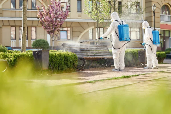 Çok çalışıyorum. Covid19 virüsünün ortaya çıkması nedeniyle şehir merkezindeki sokakların ve sokakların temizlenmesi, temizlenmesi ve dezenfekte edilmesi. Koruyucu giysiler ve maskeler konusunda uzman ekip iş başında.