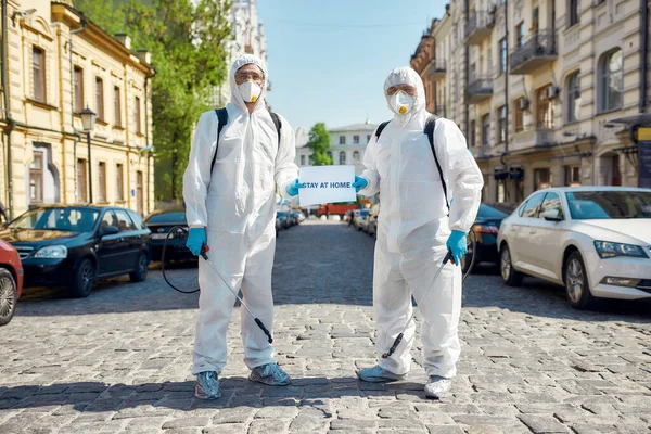 Ömür boyu yap. Covid19 virüsünün ortaya çıkmasından dolayı sokakları temizleme ve dezenfekte etme. Koruyucu giysiler ve maskeler içinde özel bir ekip üzerinde 
