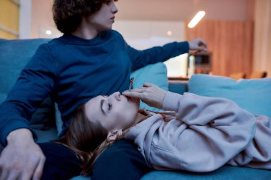 Esrarhaneden geçiyordum. Güzel genç bir kadın evde erkek arkadaşıyla kanepede dinlenirken esrar içiyor.