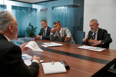 Biz onunla aynı fikirde değiliz. Çok kültürlü iş adamları, modern ofisteki ortaklarıyla toplantı yaparken sözleşme imzalamak istemezler.
