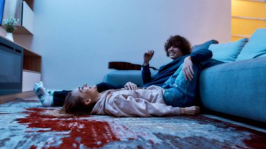 Esrarın zevkli etkileri. Genç yaratıcı çift, kadın ve erkek birlikte marihuana içiyorlar ve evde eğleniyorlar. Yerde yatıyorlar.