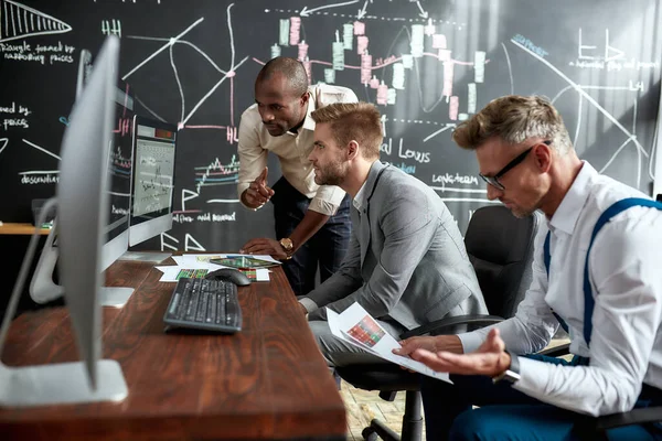 Vandaag, morgen, samen. Zakenmensen, handelaren in shirts bespreken strategie en samenwerkingsproces in het kantoor. Diverse medewerkers werken in team aan management- en marketingoplossing. — Stockfoto