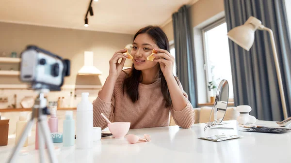 Oportunidades ilimitadas, blogger joven grabando un video tutorial para su blog de belleza sobre la rutina de cuidado de la piel. Vlogger prueba de parche ocular, grabación de vídeo para la red social —  Fotos de Stock