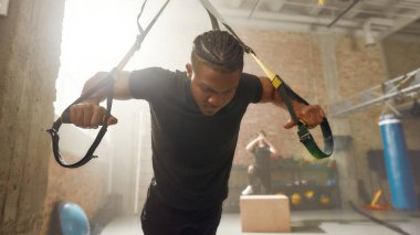 Başarısızlık bir seçenek değil. Sporcu genç adam endüstriyel jimnastik salonunda spor yapıyor. şınav, grup çalışması konsepti