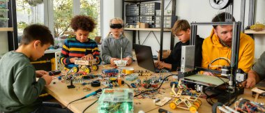 Her şeyi bir deney olarak düşün. Genç teknisyenler robotlar ve araçlar yapıyor, lehim demiri kullanarak çip ve telleri birleştiriyor, oyuncakları erkek bir öğretmenle birlikte kök robotik sınıfında test ediyorlar.