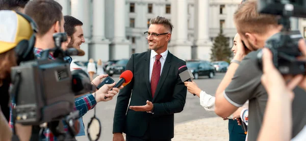 À espera das respostas. Jornalistas conduzindo entrevista de político. Indústria do jornalismo, conceito de transmissão ao vivo . — Fotografia de Stock