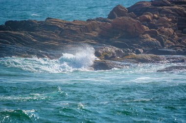 Dalgalar kayalara çarpıyor