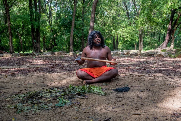 Vedda людина Dabana, Шрі-Ланка - 2016 гру в межах: — стокове фото