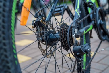 Arka tekerlek kaset dağ bisikleti üzerinden