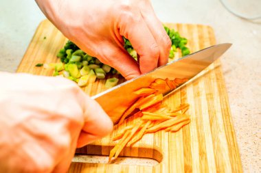 El bıçak ile havuç keser