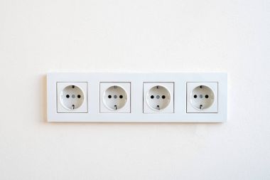 Bir duvara elektrik prizleri