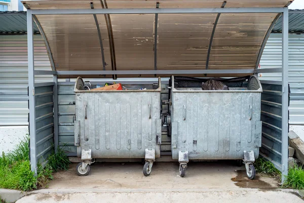 İki dumpsters açık — Stok fotoğraf