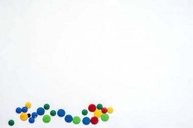 Renkli mıknatıs işaretçileri olan beyaz tahta