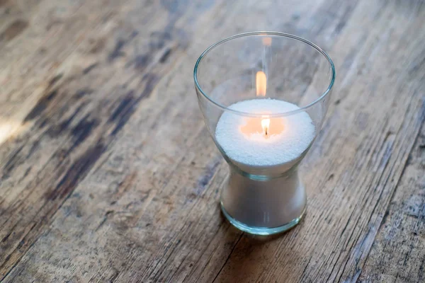 Горящая декоративная свеча — стоковое фото