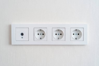 Bir duvara elektrik prizleri