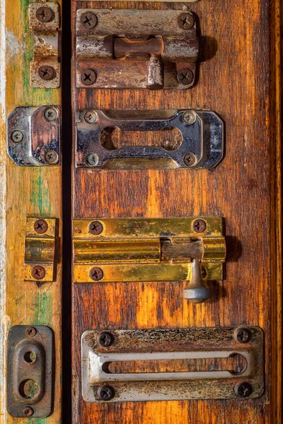 Zasuwki do drzwi na powierzchni drewnianych — Zdjęcie stockowe