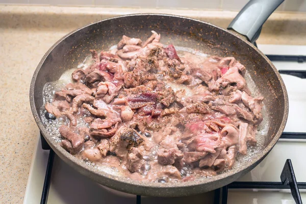 Мясо жареное на сковороде — стоковое фото