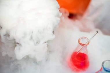 Laboratuvar test tüpleri ve retorts