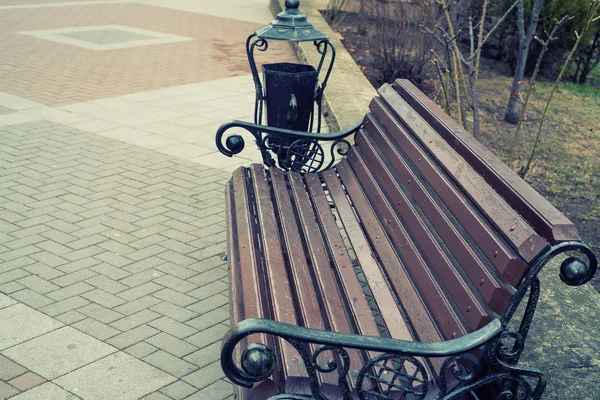 Banc en bois dans le parc — Photo