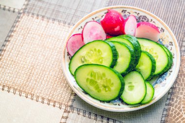 Bir plaka üzerinde çeşitli sebze