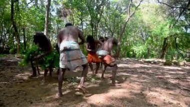 Dabana, Sri Lanka - yaklaşık Aralık 2016: Vedda erkekler