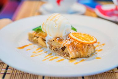 Vanilyalı dondurmalı elmalı turta.