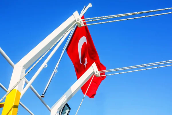 Tyrkisk flag vinker i vinden - Stock-foto