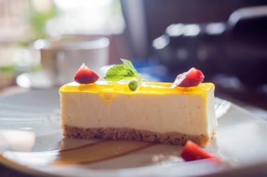 Çilekli ve naneli cheesecake.