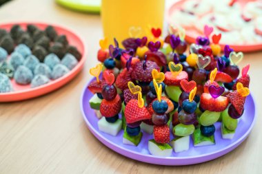 Taze meyve şiş üzerinde