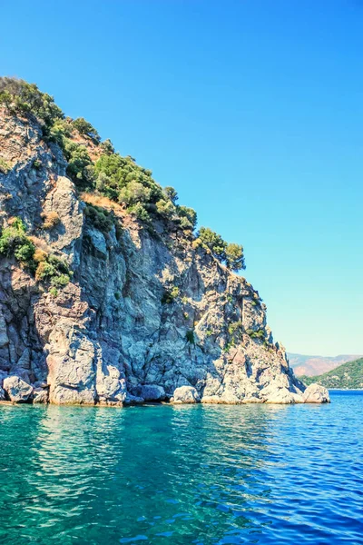 Turkoois water en rotsachtige kust — Stockfoto