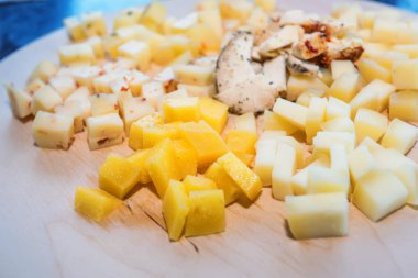 Peynir dilimleri ve adet plaka üzerinde