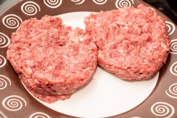 Galettes de hamburger de bœuf cru frais sur assiette — Photo