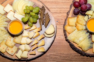 Peynir dilimleri ve adet plaka üzerinde