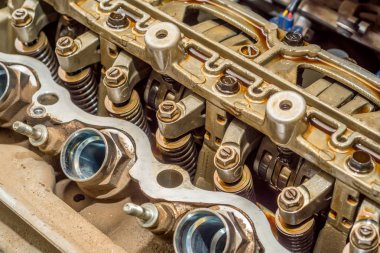 parçalar motor kafasında kapatın