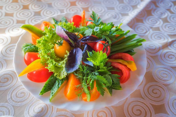 皿の上の野菜盛り — ストック写真