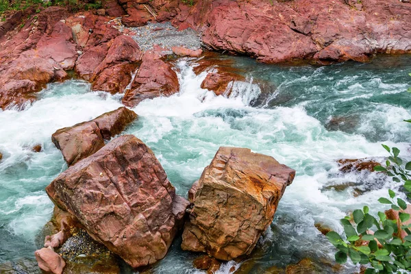 Paisaje de verano con río de montaña — Foto de Stock