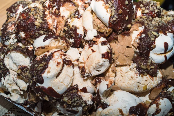 Kremalı ve çikolatalı krema ile pasta kadar kapatın