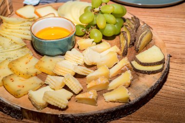 Peynir dilimleri ve adet plaka üzerinde