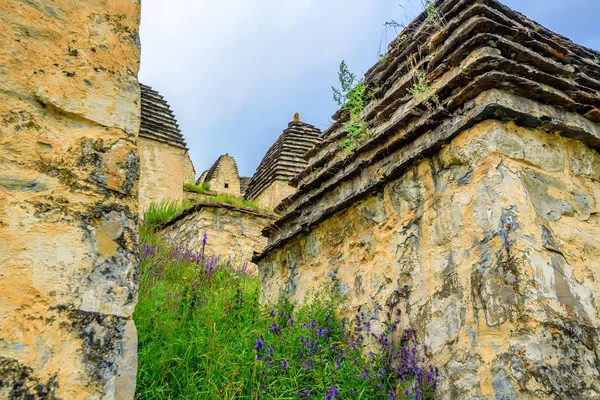 Antigua necrópolis alanesa en Osetia del Norte — Foto de Stock