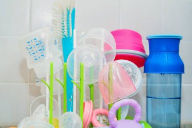 Biberon raf kurutma plastik üzerinde yıkanmış