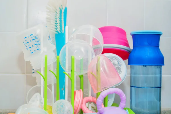 Biberones lavados en estante de secado de plástico — Foto de Stock