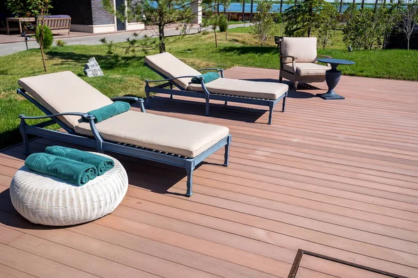 Yüzme Havuzu güverte sandalyeleri yakınındaki