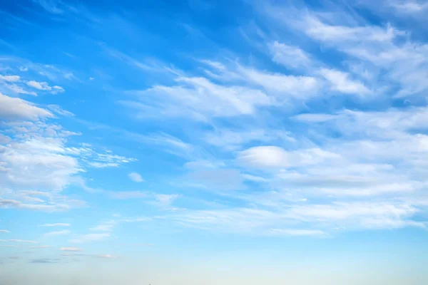 Beautiful skyscape with fluffy clouds — Stock Photo, Image