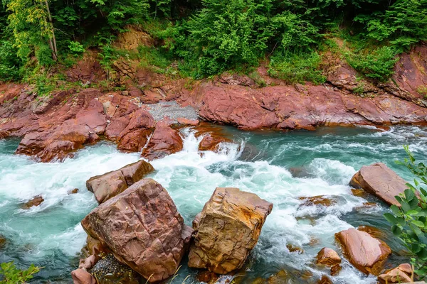 Paisaje de verano con río de montaña — Foto de Stock