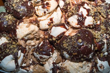 Kremalı ve çikolatalı krema ile pasta kadar kapatın