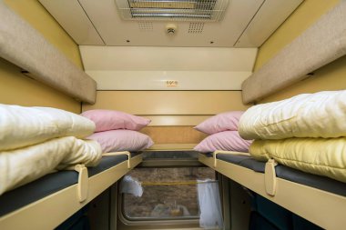 Bölme içinde yüksek hızlı tren