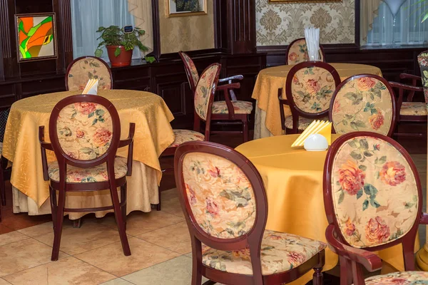 Mesas servidas en cafetería o restaurante — Foto de Stock