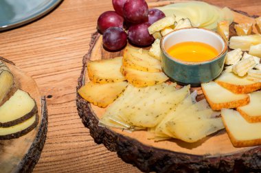 Peynir dilimleri ve adet plaka üzerinde