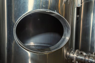 Metal şarap depoyu kapatın