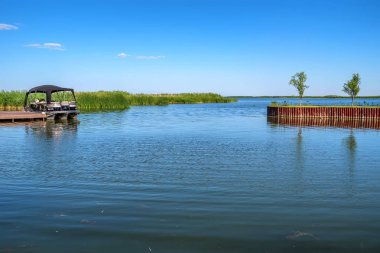 Güneşli güzel görünümü iskele ve nehir